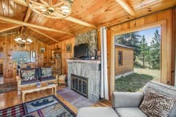 Flower Lane Cabin - Image 5